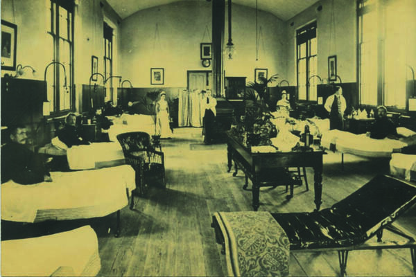 An old black and white photo showing a tropical and infectious diseases treatment ward at the school